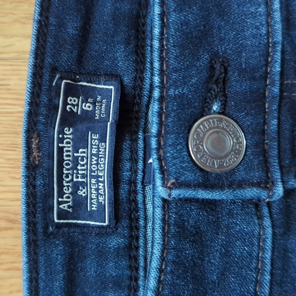 Abercrombie & Fitch. Harper Low Rise Jeans. Size 28. - Picture 3 of 9